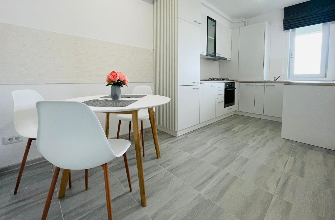 Q Royal Apartment - Palas Center Ясси Екстер'єр фото